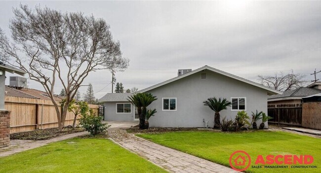 Building Photo - Beautiful home in North Bakersfield! *POOL*