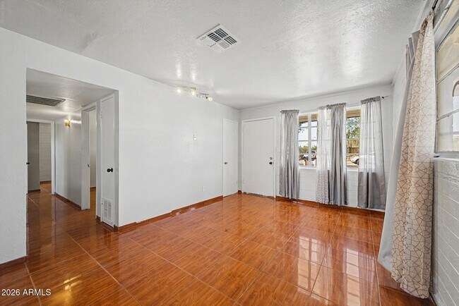 Building Photo - 1823 E Sunland Ave