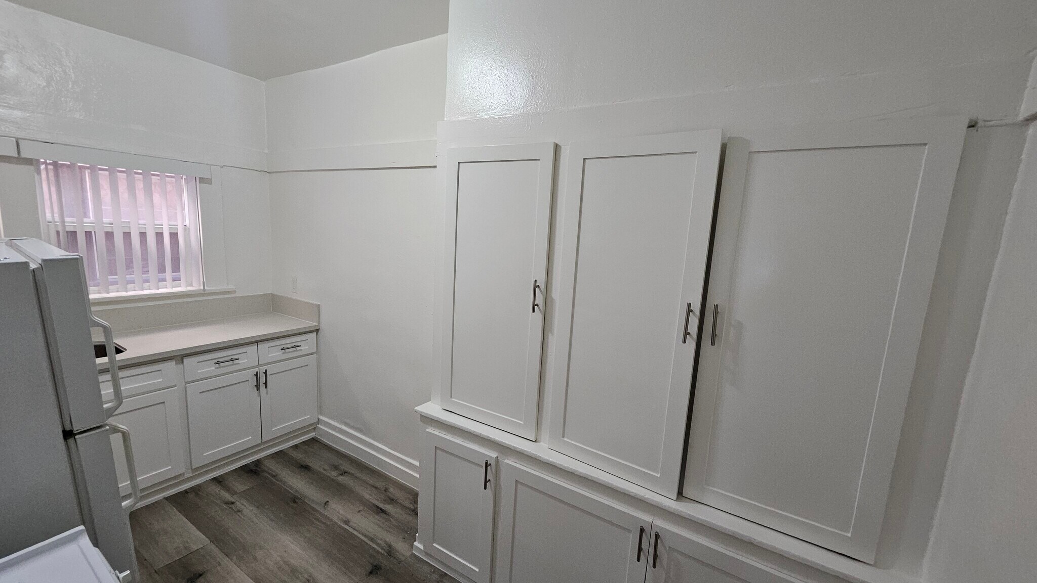 Building Photo - 1330 W 11th St