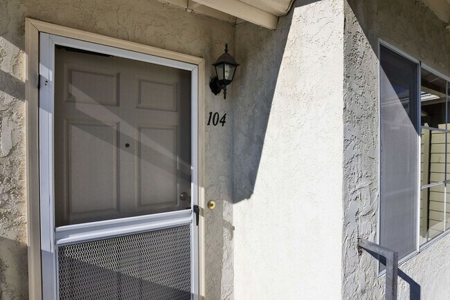 Building Photo - Talmadge : spacious 2 bed, 2 ba top floor condo