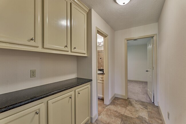Building Photo - 13511 Summer Hill Dr