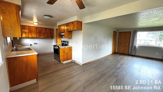 Building Photo - Updated 2 BD | 1 BA Duplex with Garage & Yard