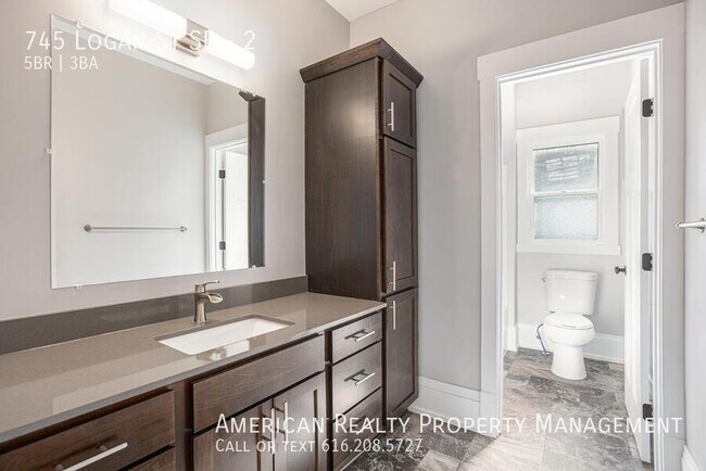 Building Photo - 745 Logan St SE