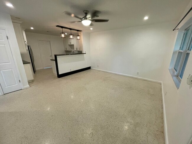 Building Photo - 842 SW 12th Ct