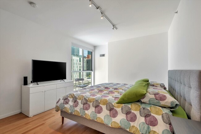 Building Photo - 69 Clementina St