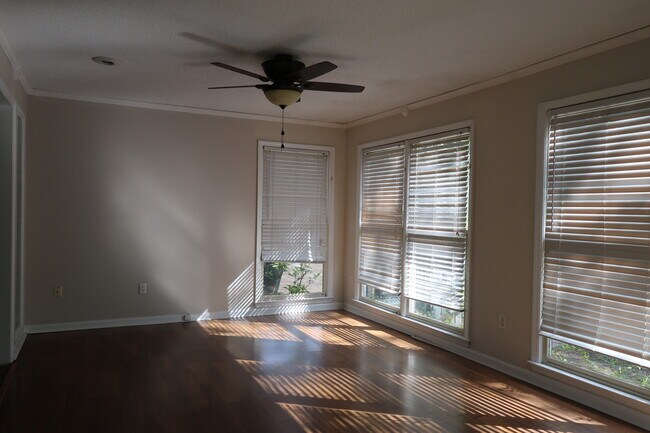 Building Photo - 214 Oakleaf Dr