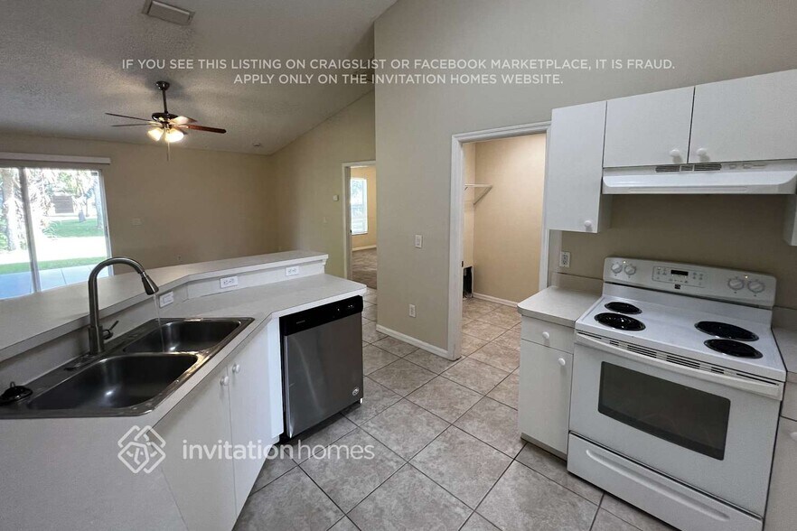 Building Photo - 2561 SW Calender St