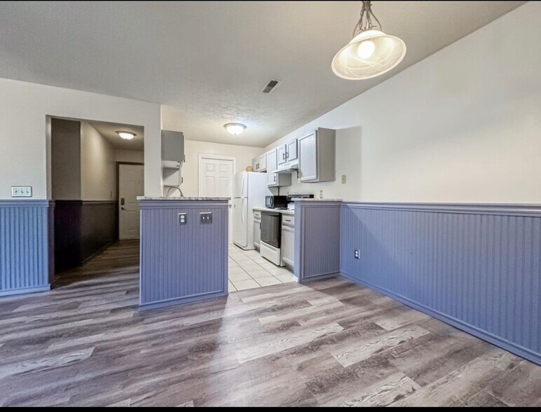 Building Photo - 648 Friars Ln