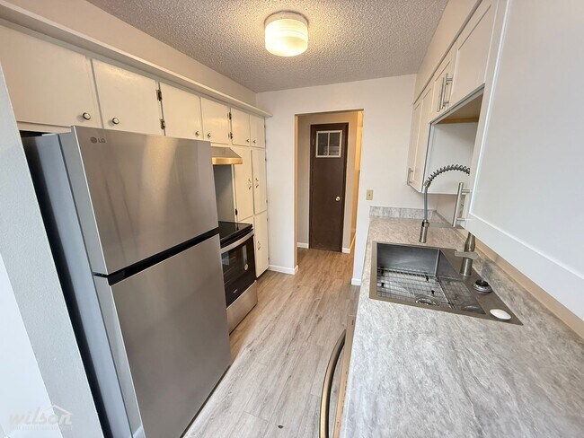 Building Photo - 1112-1114 W Fremont Ave