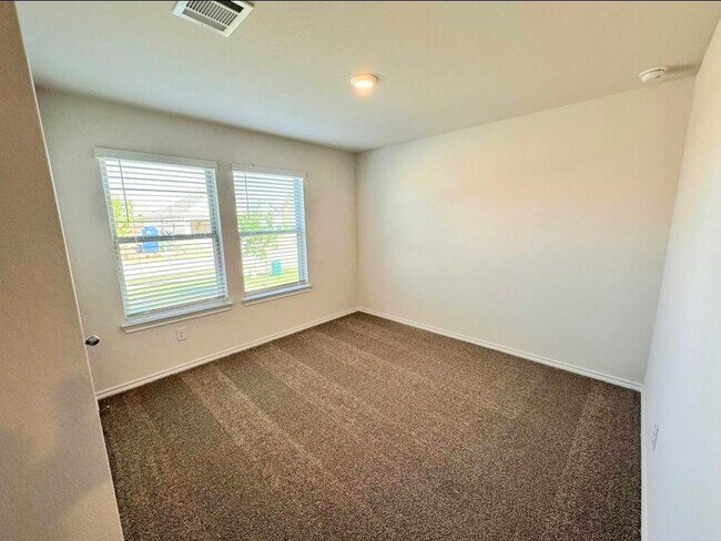 Building Photo - 2330 Hydrangea Dr