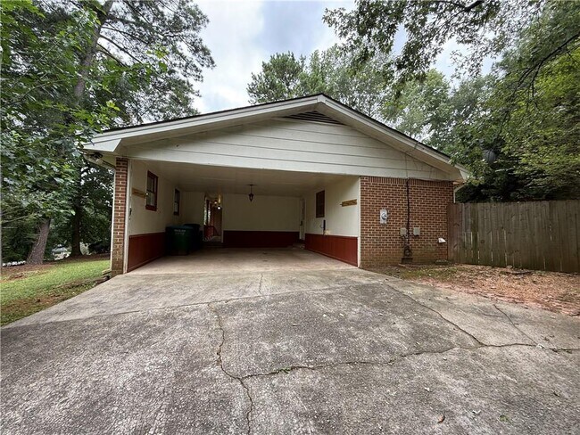 Building Photo - 3155 Oak Dr
