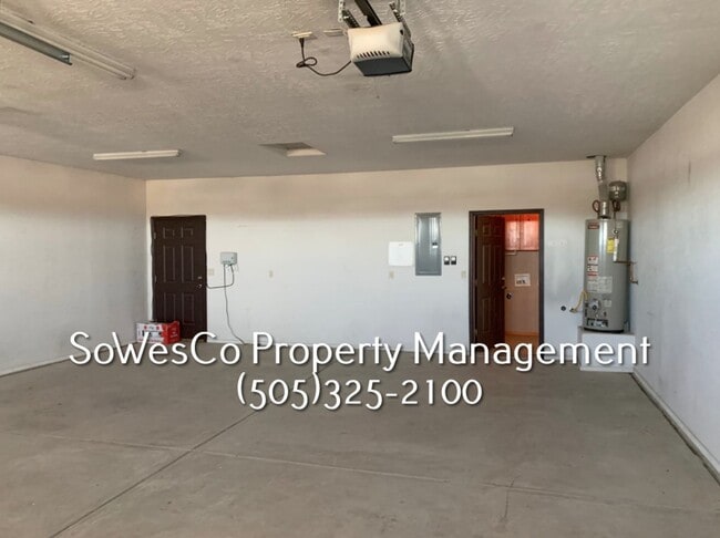 Building Photo - Large Southwest Custom Home!