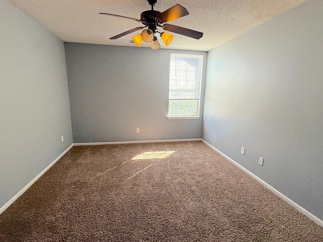 Building Photo - Great 3 Bedroom Townhome For Rent!