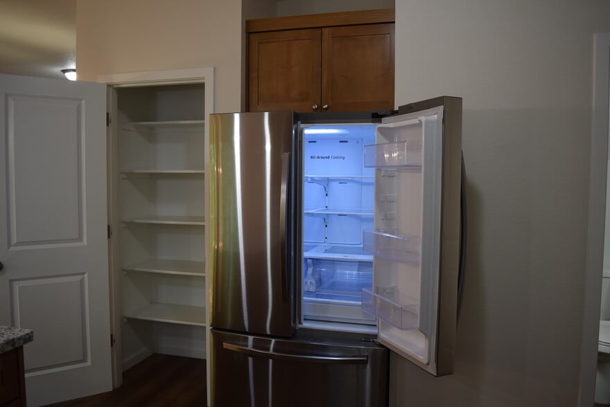 Building Photo - 836 SE Linden Ct