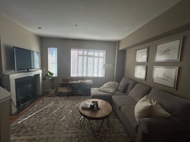 Building Photo - 2106 Yakima Ct S
