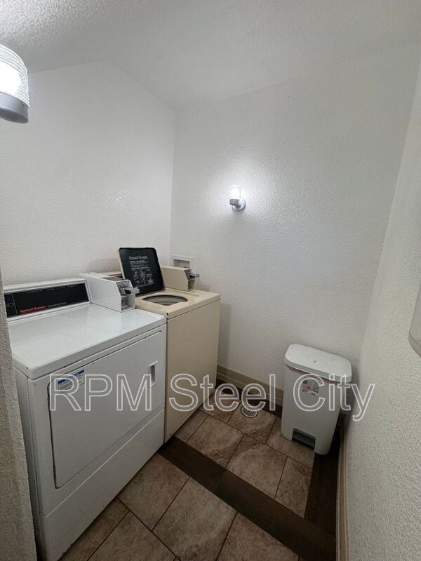 Building Photo - 902 W 11th St