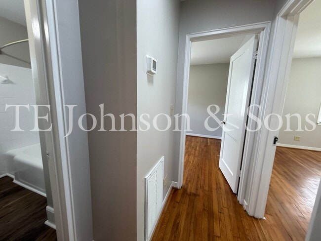 Building Photo - A Great Condo close to Atrium Health and Park