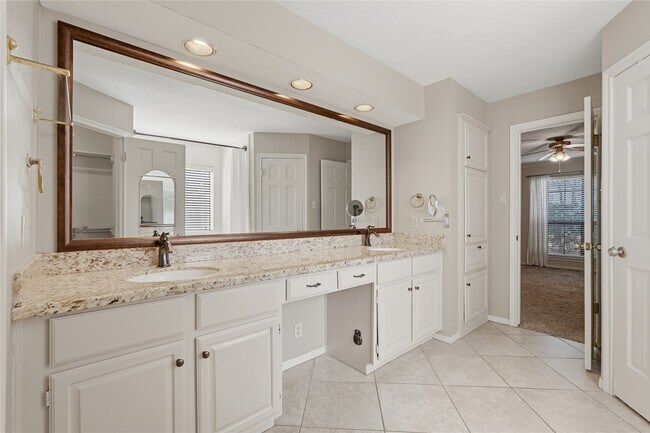 Building Photo - 3823 Village Oaks Dr