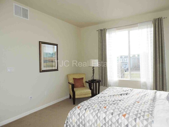 Building Photo - Central Park Town Home for Rent!