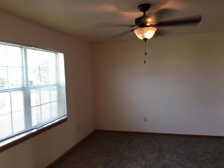 Building Photo - 221 N Alpine Pky