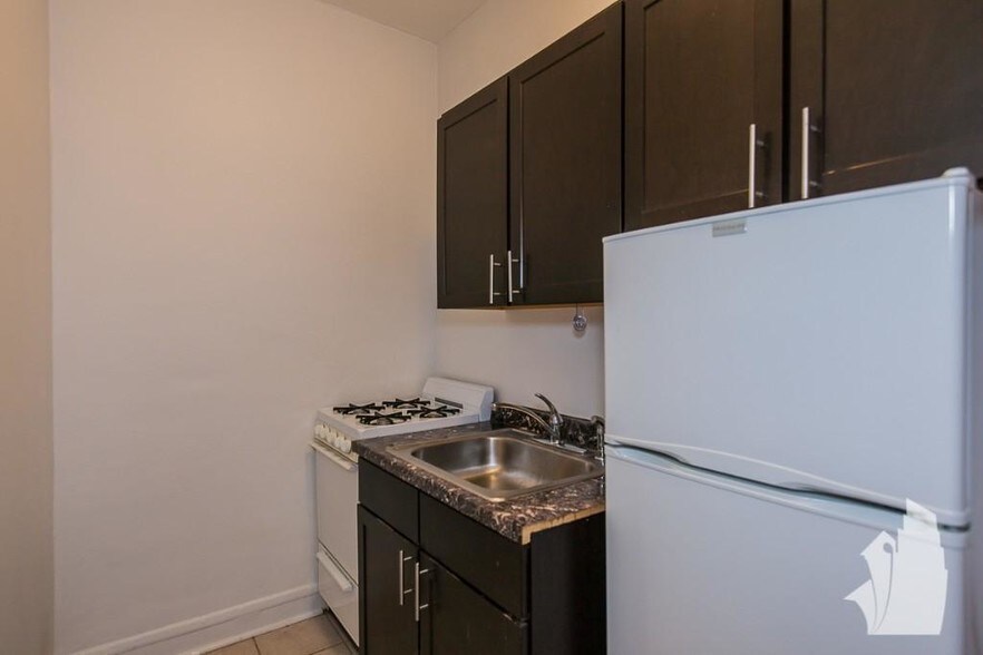Primary Photo - 2827 N Burling St