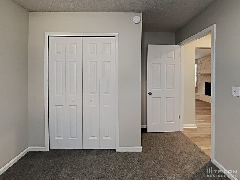 Building Photo - 9736 Villiers Dr S