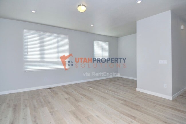 Building Photo - 992 W 380 S