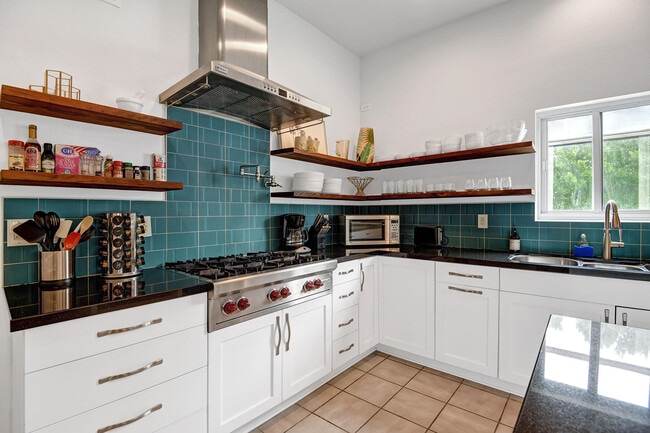 Building Photo - 2005 E Racquet Club Rd