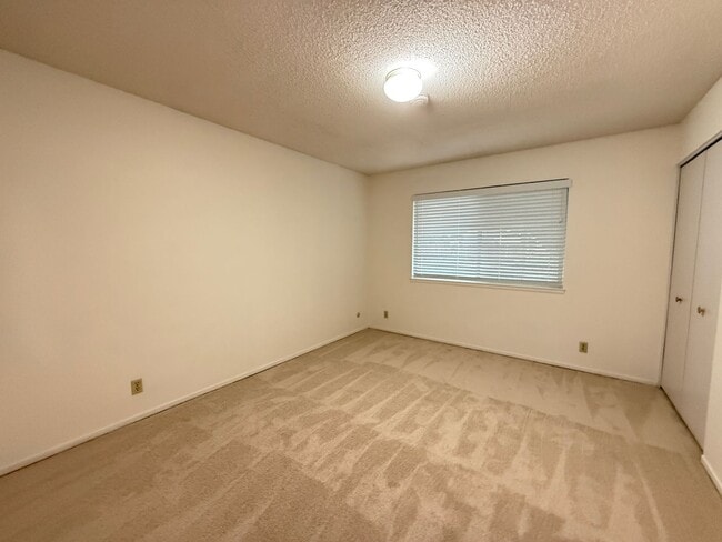Building Photo - Single Story Home in Quiet Neigbhorhood Ne...