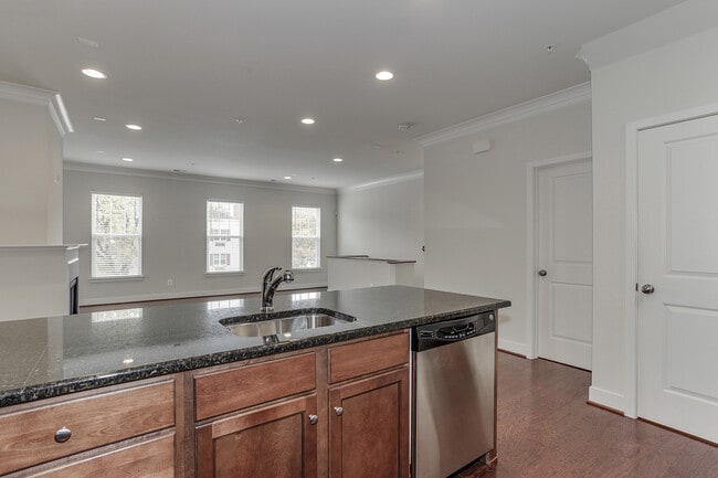Building Photo - Gorgeous Townhome/Great Location!