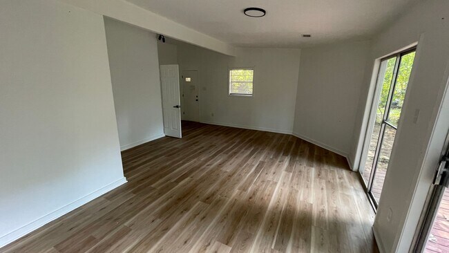 Building Photo - Spacious 4-Bed 2-Bath Home for Rent