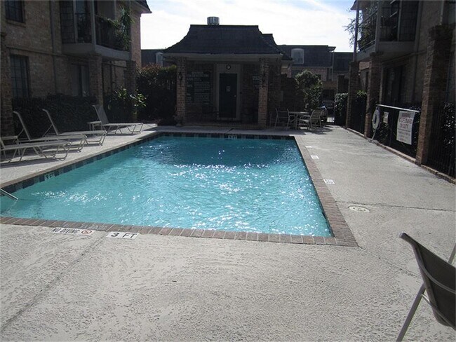 Building Photo - 2425 Underwood St