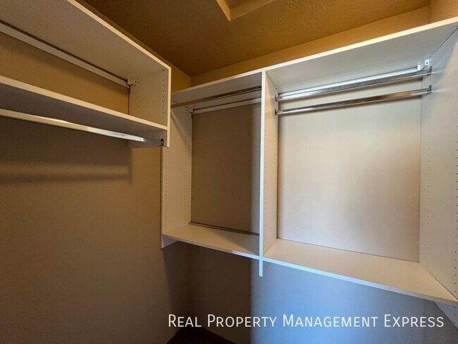 Building Photo - 2 Bedroom 2 Bathroom Townhome with Garage in SW Sioux Falls