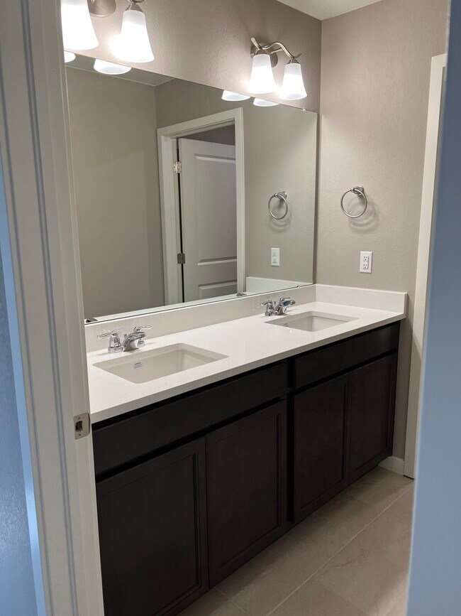 Building Photo - 4503 Kingswood Dr