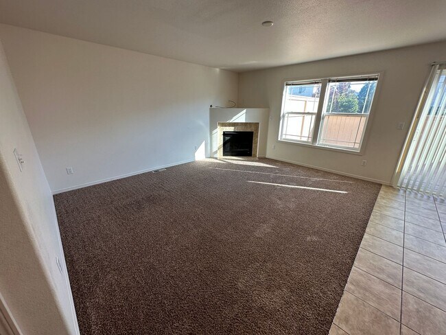 Building Photo - Spacious 2 bed/2.5 bath with bonus room townhome off Road 68