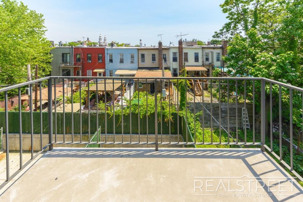 Building Photo - Luxury 2 BR in Bushwick with Balcony & Roo...