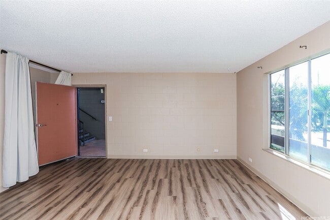 Building Photo - Lovely 2 bedroom 1 bath, with 1 open parking