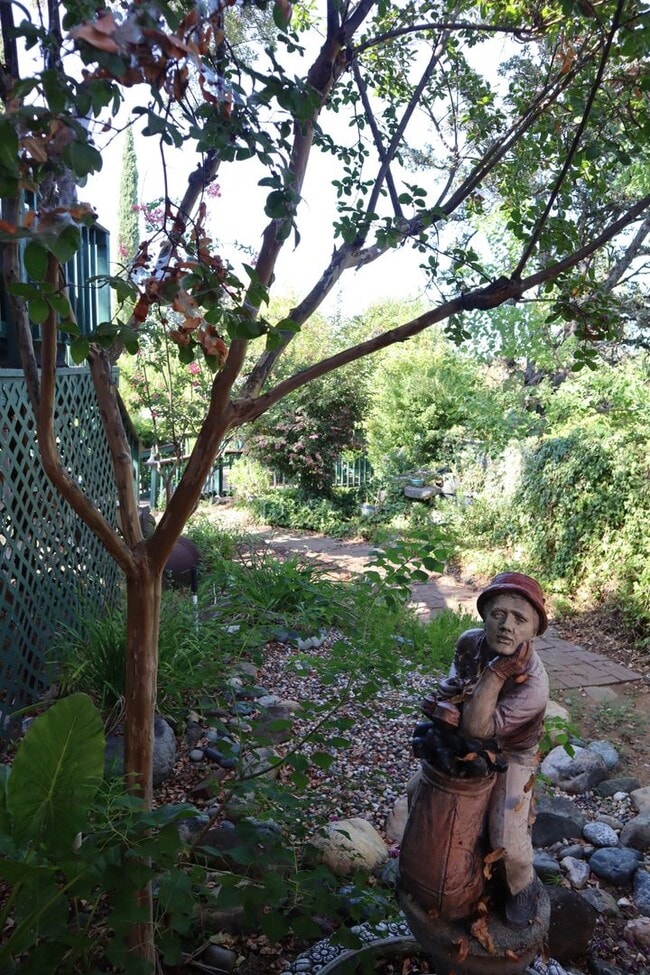 Building Photo - Oroville-Furnished-Turnkey-3 bedroom 2 bath home, hot tub, gazebo, landscaped yard, solar