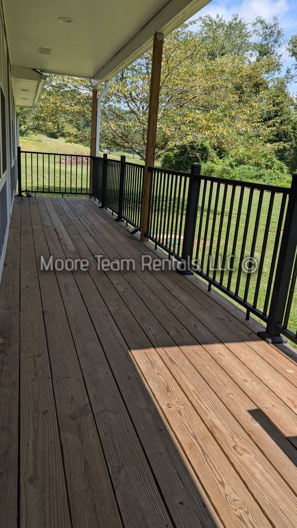 Building Photo - Beautiful Private Ranch House - Stream, Ya...