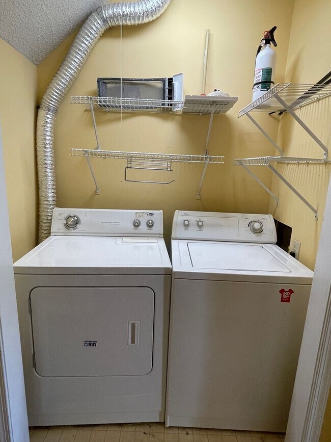 Building Photo - Inviting, updated 4br 3.5ba duplex w/ park...