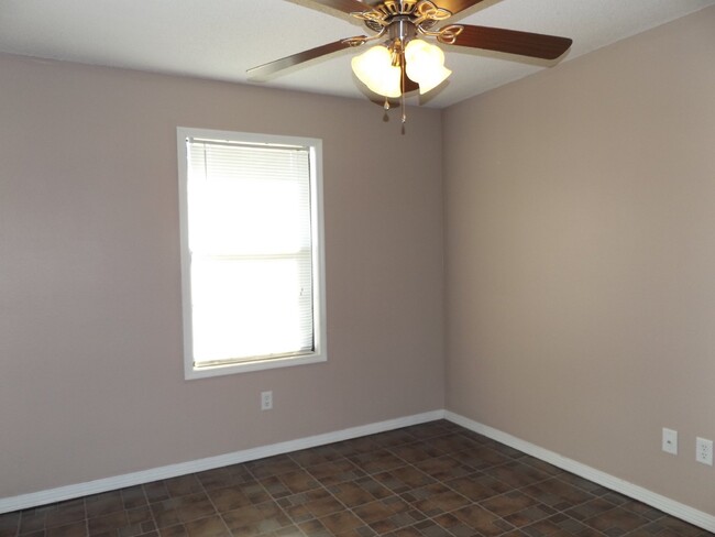 Building Photo - Spacious 2/1.5 Duplex in Bellview with Gar...