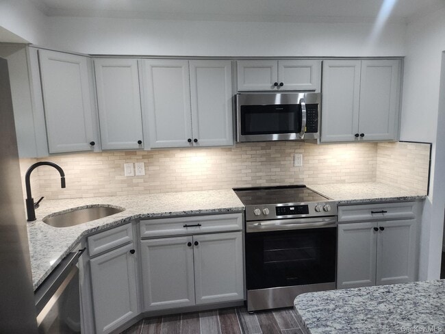 Building Photo - 147 Connetquot Rd