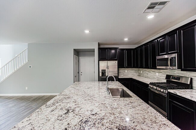 Building Photo - Beautiful 2 story Home