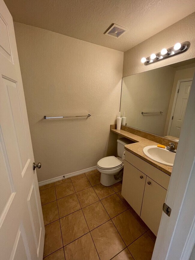 Building Photo - 2 Bedroom, 2 1/2 Bathroom Apartment
