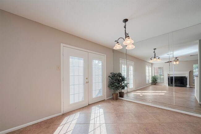 Building Photo - 2211 S Kirkwood Rd