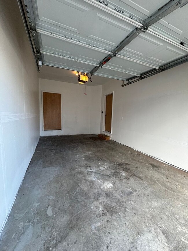 Building Photo - Pet Friendly 3 bedroom Townhouse!