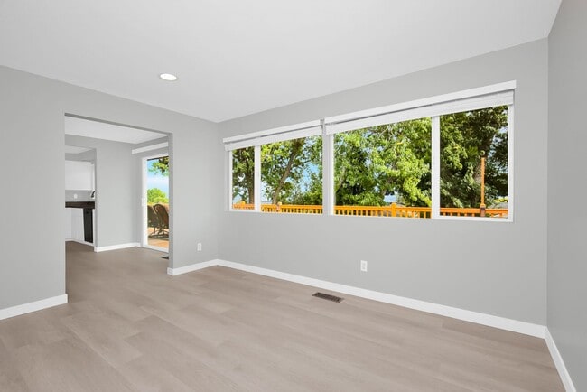 Building Photo - 17145 NE 5th Pl