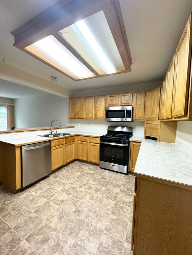 Building Photo - Gorgeous 5 Bedroom 3.5 Bath House with 3 c...