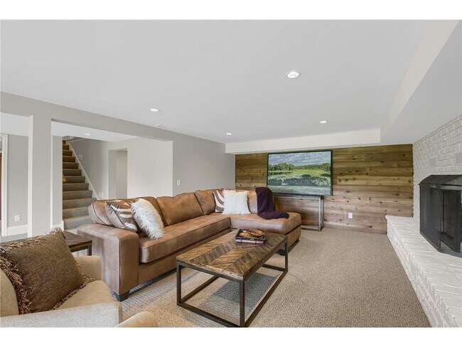 Building Photo - 3465 Deephaven Ave