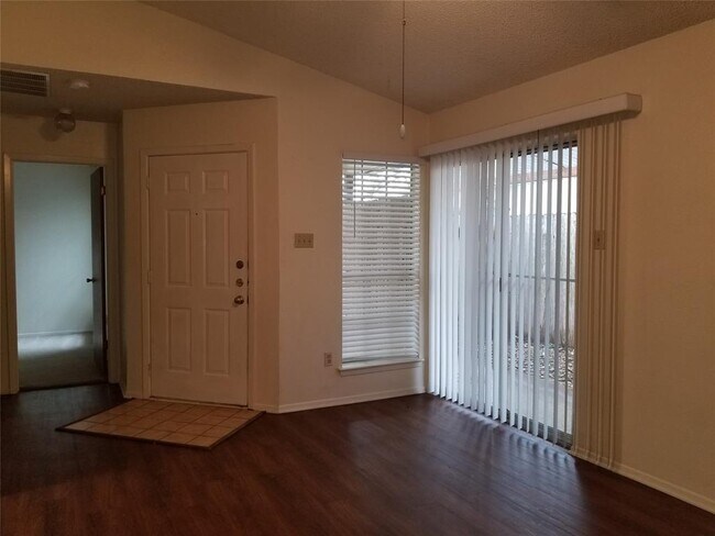 Building Photo - 740 Simonetti Dr